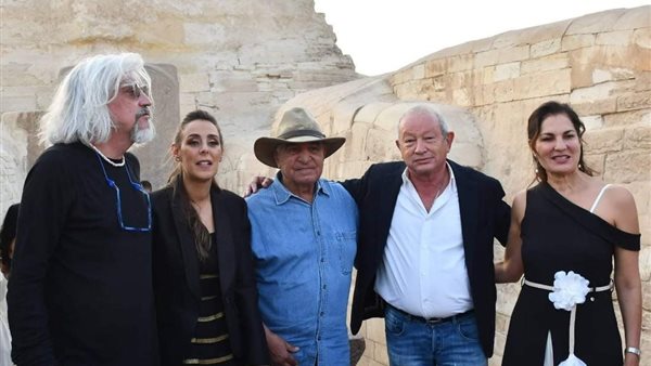 زاهي حواس يلتقي نجوم