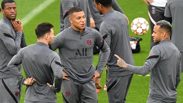 لاعبو فريق باريس