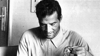 أنا ابن الشقاء.. كيف جسد نجيب سرور ظلم الإقطاع في قصيدة الحذاء؟