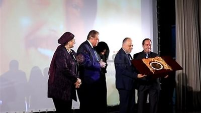 أشرف زكي يتسلم تكريم سمير غانم بدلًا من عائلته في ملتقى القاهرة الدولي للمسرح