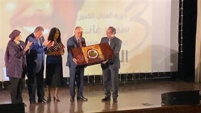 أشرف زكي يتسلم تكريم سمير غانم بدلًا من عائلته في ملتقى القاهرة الدولي للمسرح