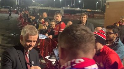 رد فعل غير متوقع من جماهير مانشستر يونايتد تجاه سولشاير بعد خماسية ليفربول | فيديو