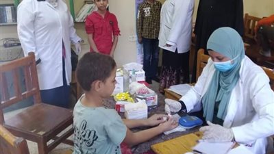 حملات طبية للكشف على طلاب المدارس الابتدائية ضمن المبادرة الرئاسية بسوهاج | صور