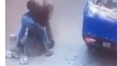 لصان يسرقان أغطية بالوعات الصرف الصحي بسوهاج | فيديو