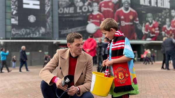 الطفل بساحة الملعب