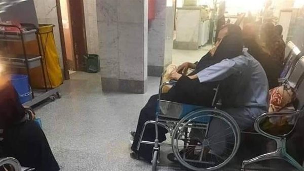 شاب يداعب والدته