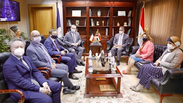 وزير الآثار يلتقي