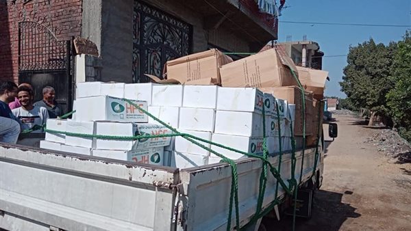 توزيع مساعدات على