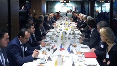 رئيس الوزراء يلتقي المدير العام لـ بنك كريدي أجريكول بفرنسا