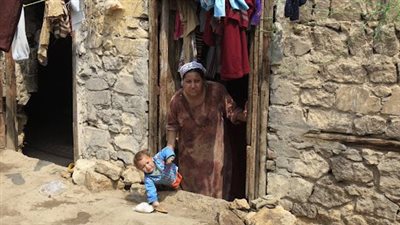 دراسة حكومية تطالب بتعليم الفقراء وصرف إعانات للعاطلين