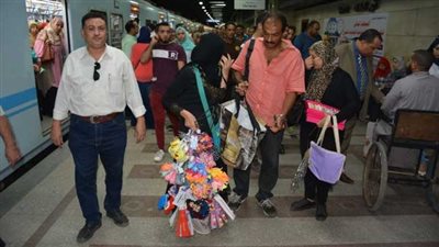 متحدث مترو الأنفاق: تفشي ظاهرة الباعة والمتسولين داخل القطارات نتيجة تعاطف الركاب معهم