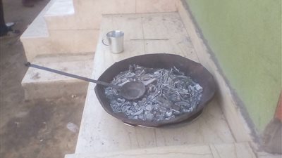 ما هي البشعة؟.. غضب واسع بعد فيديو صادم لاختبار زوجة على النار