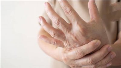 حركات لا إرادية تتسبب فيها متلازمة اليد الغريبة.. تعرف عليها