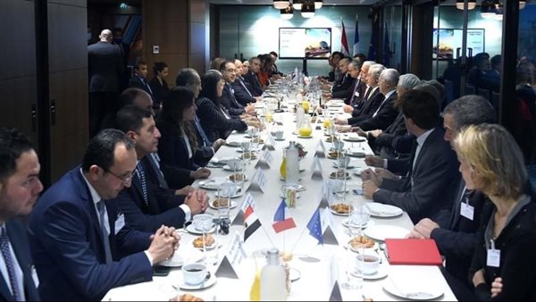 خلال الاجتماع في