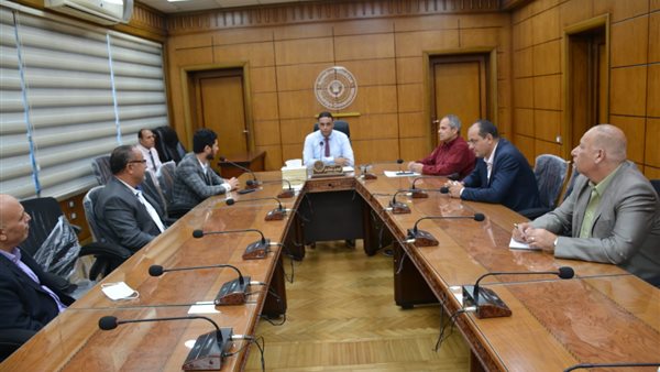 اجتماع المحافظ ووفد