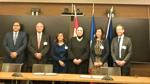  نيفين جامع وزيرة