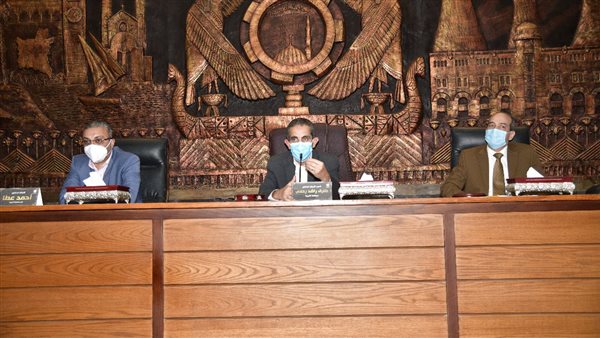 محافظ الغربية يعقد