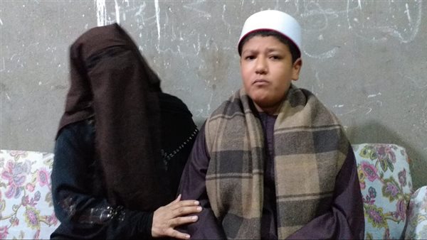 طفل يبدع فى قراءة