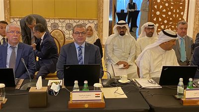 إدارة العمل العربية تقدم درع المنظمة للسيسي في ختام الدورة الـ 95 بالدوحة