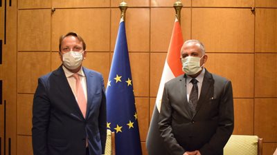 عبد العاطي يبحث مع مفوض الجوار والتوسع بالاتحاد الأوروبي التغيرات المناخية والهجرة