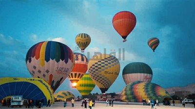 بالتزامن مع قرب افتتاح الكباش.. عروض مبهرة للبالون الطائر في الأقصر | فيديو
