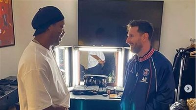 رونالدينهو يلتقي ميسي في مقر باريس سان جيرمان
