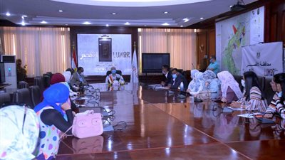 محافظ الأقصر يلتقي خريجي الهندسة لتوزيعهم على الإدارات للخدمة العامة