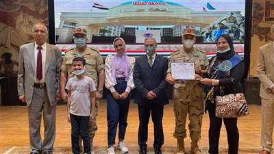 قائد قوات الدفاع الشعبى والعسكري ورئيس جامعة طنطا يكرمان أسر الشهداء وأبطال إيلات والحفار