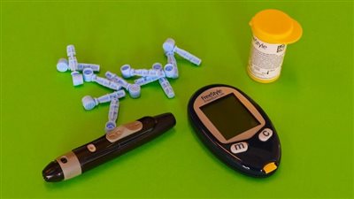 وهم العلاج بوصفات شعبية وطبية.. مجهول ينتحل صفة أستاذ عقاقير ويدّعي اختراع دواء يعالج السكري