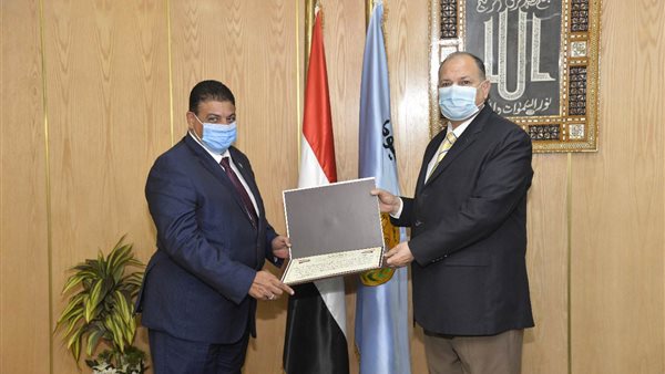 محافظ أسيوط يكرم