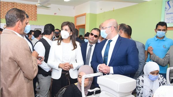  وزيرة الهجرة ومحافظ