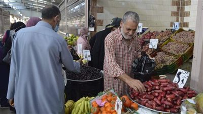 لا لخطر الأسواق العشوائية.. رئيس مدينة بور فؤاد يصطحب الموظفين للشراء من السوق النموذجي | صور