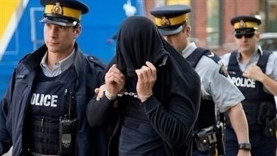 هربًا من زوجته.. شاب يسلم نفسه للشرطة الإيطالية لتنفيذ حكم قضائي صادر ضده منذ سنوات