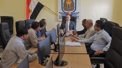 رئيس جامعة الأقصر يبحث آليات تسكين أعضاء هيئة التدريس ومعاونيهم