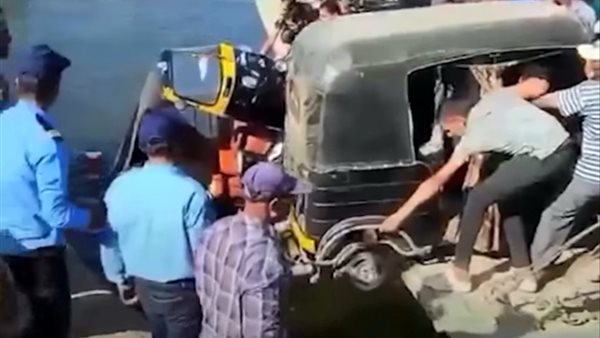 لحظة سقوط التوك توك