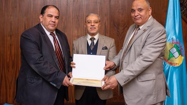 رئيس جامعة طنطا يكرم