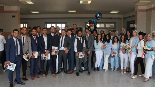 صورة جماعية للقائمين