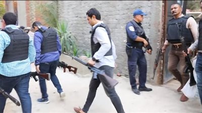 مخزن سري تحت الأرض.. سقوط مجرم يمتلك ترسانة أسلحة بالمرج