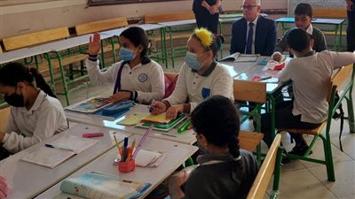 الغضبان يطالب معلمي الصف الرابع الابتدائي بتقديم المنهج بسلاسة للطلاب │ صور