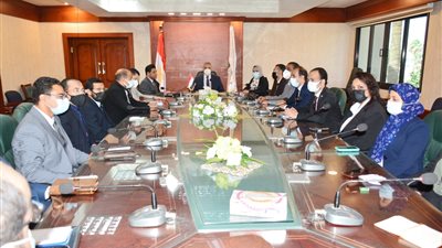 محافظ سوهاج يبحث مع أعضاء المكتب الفني لمديرية الصحة المتابعة الميدانية للمستشفيات