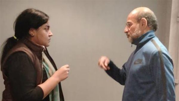 عامر حسين مع محررة