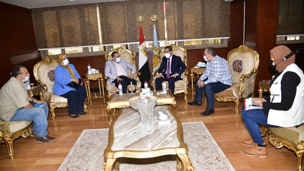 محافظ الغربية يناقش