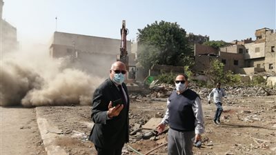 محافظة القاهرة: رفع مخلفات العقارات الخربة بشارع المعز لتطوير المنطقة 
