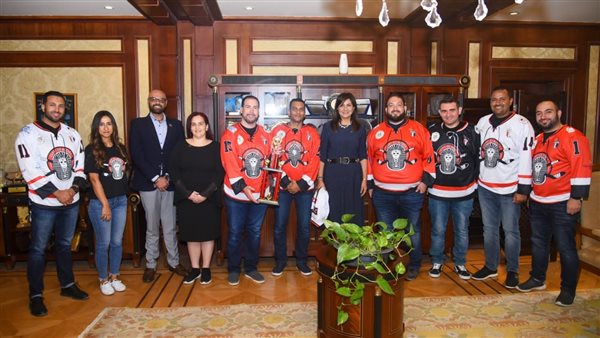 وزيرة الهجرة مع وفدًا