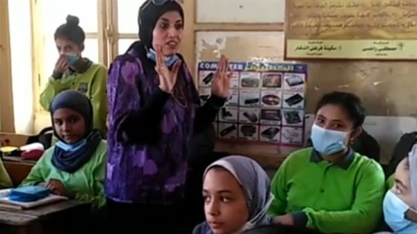 مديرة المدرسة أثناء