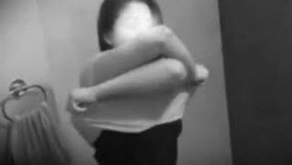 تصوير الفتيات عرايا