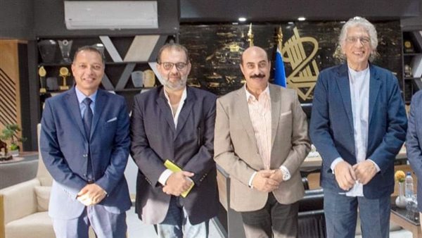 محافظ أسوان مع اعضاء