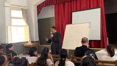 مطران المنيا للكاثوليك يتفقد معهد الإيبارشية للتربية الدينية