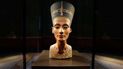 زاهي حواس: متحف برلين سرق رأس نفرتيتي.. وهتلر وقع في غرامها | فيديو