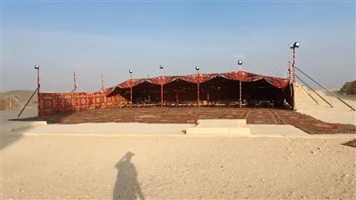 حنة شيماء جنب هرم زوسر.. مرشد سياحي يسخر من كارثة في منطقة آثار سقارة | فيديو 